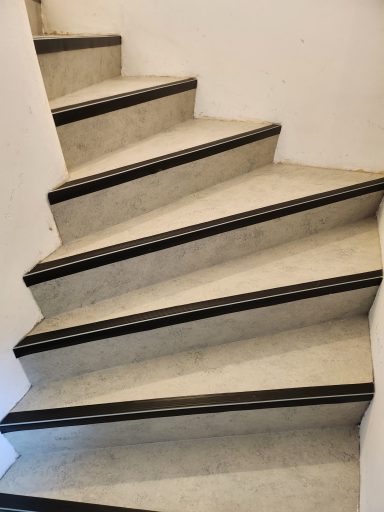 Treppe mit Linoleum und Gummi Treppenkante